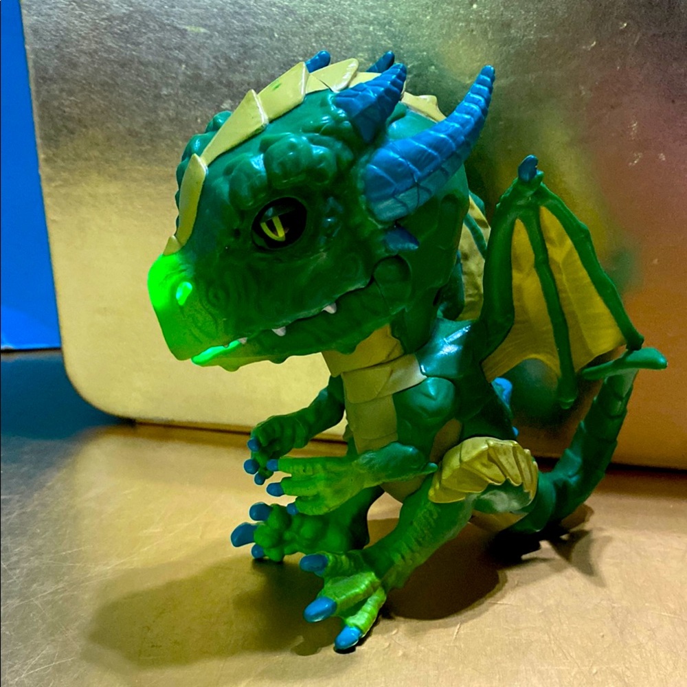 Fingerlings Untamed Venom Green Horned Dragon Lights Up, Makes Sounds & Moves